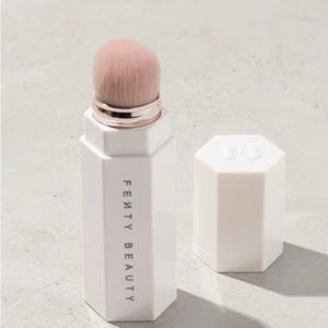 Fenty beauty portable contour / concealer brush